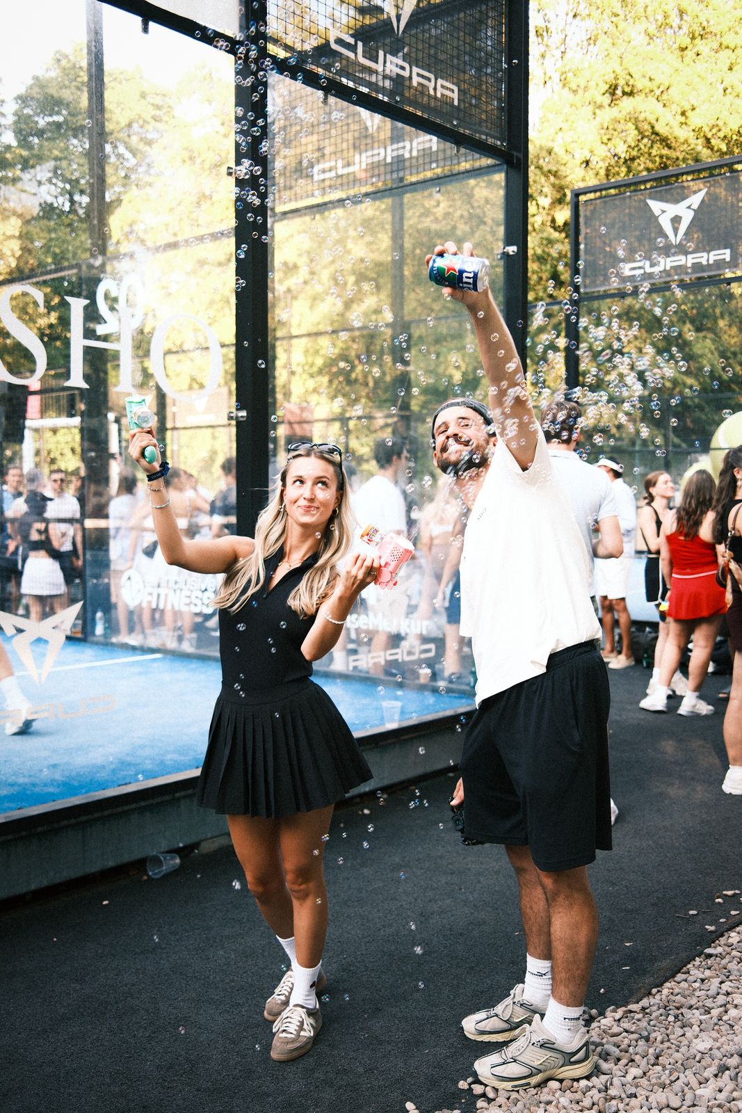 Two guests with Heineken 0.0 cans and arms up in Munich